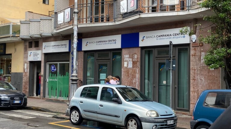 Un uomo di 35-40 anni con capelli lunghi probabilmente una parrucca è entrato armato di pistola in una filiale della Banca