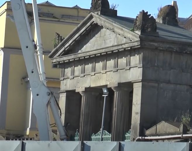 Al cimitero di Poggioreale un nuovo crollo ha interessato la struttura dell’Arciconfraternita di San Gioacchino