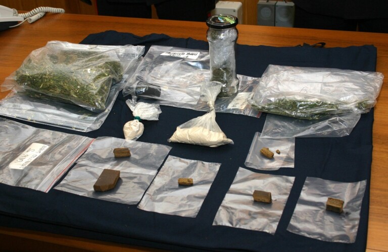 I carabinieri della stazione di Scampia lo hanno sorpreso nella vela rossa con diverse varietà di droga nelle tasche