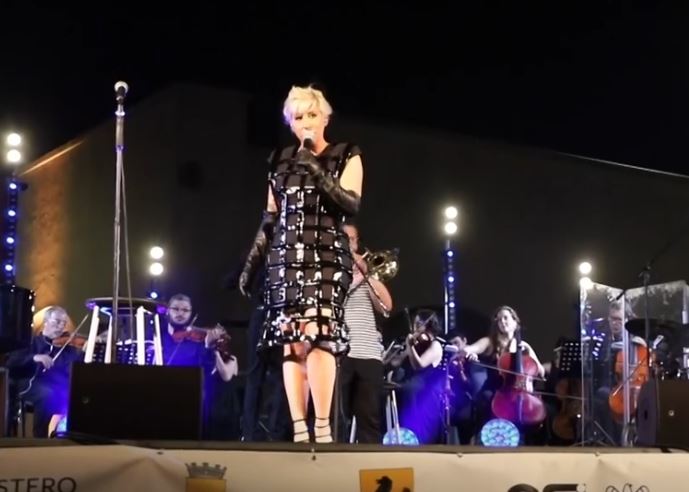 Grande successo per Malika Ayane, con un concerto, ieri sera, sold out in veste di testimonial della Festa della Musica 2022