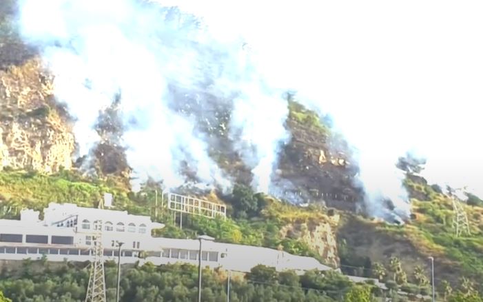 Il fuoco non è stato ancora domato sul Monte Barbaro, nella zona di via Campana a Pozzuoli. Dopo un'intera notte
