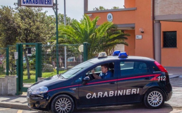 Truffa una donna anziana, si fa consegnare soldi e gioielli per riparare a un presunto debito del figlio