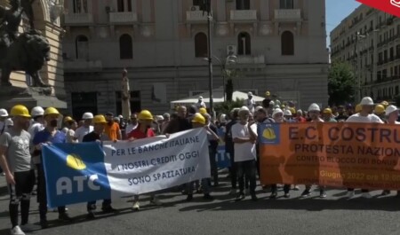 Oltre mille tra imprenditori edili, tecnici ed operai hanno manifestato questa mattina a Napoli per sollecitare lo sblocco