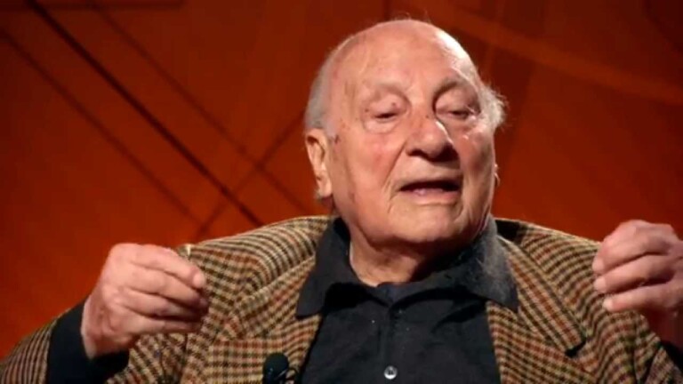 Raffaele La Capria (Napoli, 3 ottobre 1922) è stato uno scrittore, sceneggiatore e traduttore italiano