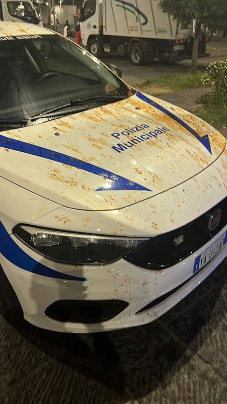 5 agenti feriti e una denuncia a piede libero è stato questo l’esito dell'aggressione che si è verificata questo weekend a piazza Garibaldi