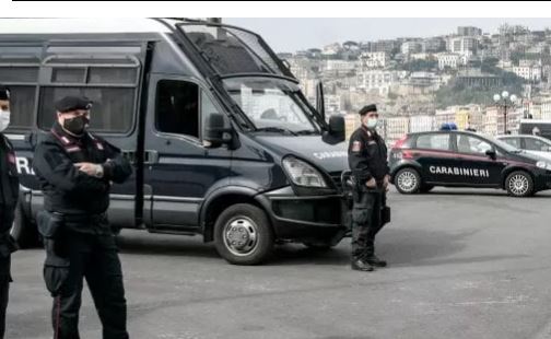 Un 21enne è stato accoltellato alla gamba a seguito di una lite sfociata per futili motivi con un gruppo di ragazzi