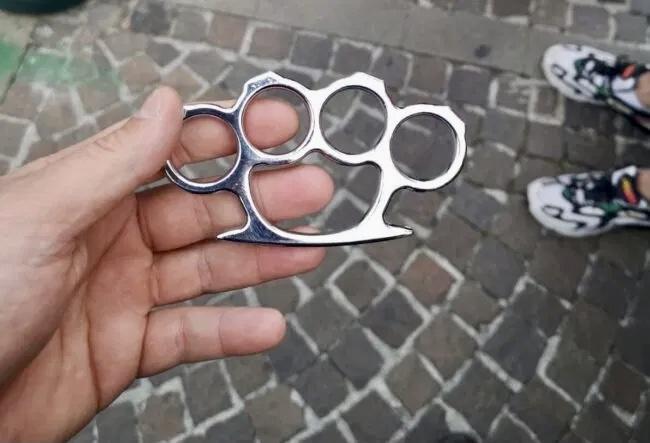E' da poco passata la mezzanotte e i Carabinieri della sezione radiomobile della compagnia di Torre del Greco stanno percorrendo le strade di Ercolano