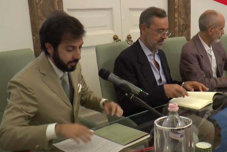 "Un occhio di riguardo" è il nuovo libro di Roberto Nicolucci presentato nel salotto culturale Le Zifere di Palazzo De Sangro di Vietri