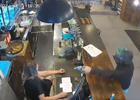 Punta in faccia la pistola a dipendenti e titolare del pub per farsi consegnare l'incasso la scena è stata ripresa dalle telecamere