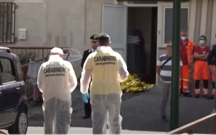 Due morti in via Eugenio Montale a Ponticelli nel rione Fiat a pochi passi dall' "Abc" questa mattina era stato