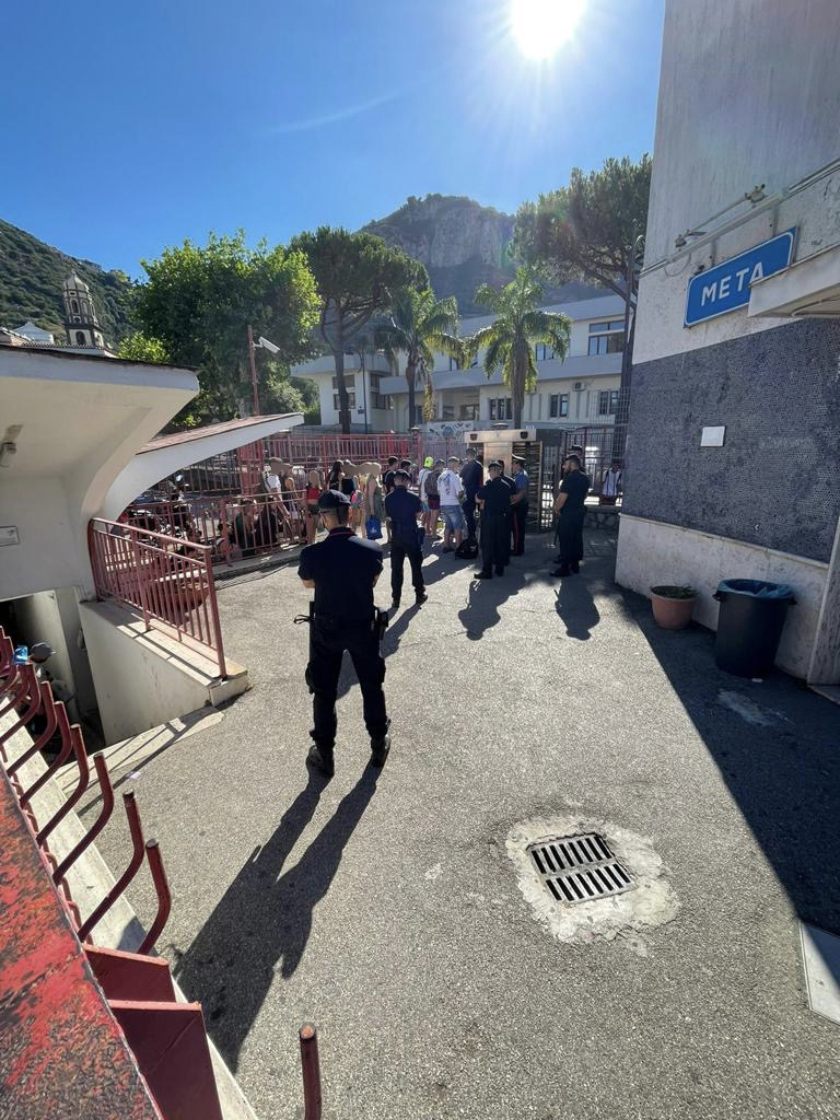 Controlli straordinari dei carabinieri durante il fine settimana nella costiera sorrentina presa d'assalto da turisti