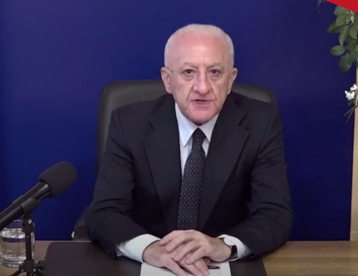 Di tutto avevamo bisogno in Italia tranne che di una crisi di governo ecco come ha scelto di aprire il suo consueto appuntamento