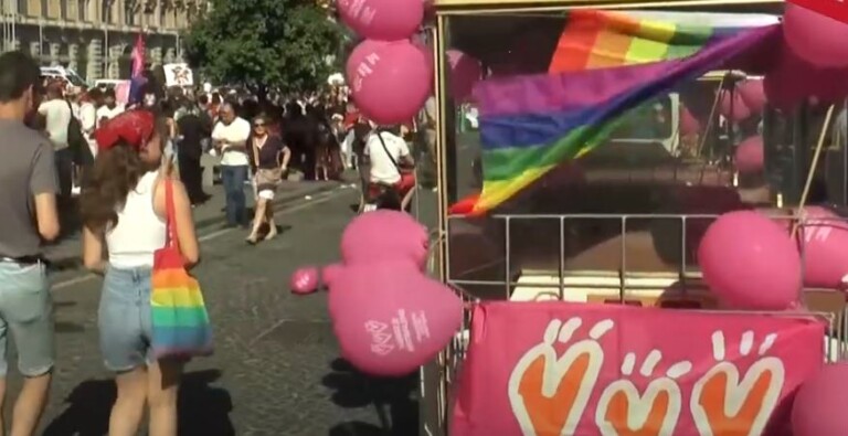 Presi a cinghiate dopo aver reagito agli insulti omofobi rivolti nei loro confronti è la disavventura di due 20enni romani a Napoli