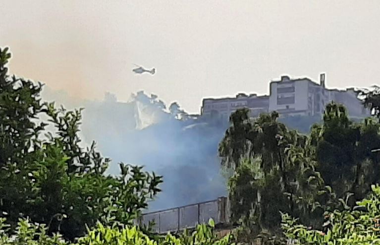L' incendio è divampato nella tarda serata di ieri ai piedi della collina a Posillipo a #Napoli, sul lato che si affaccia sul quartiere