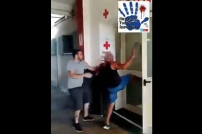 Un paziente psichiatrico e il figlio hanno aggradito dapprima l’equipaggio di un'ambulanza e successivamente il personale del pronto soccorso