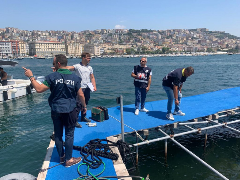 Gli agenti del Commissariato San Ferdinando e il personale della Capitaneria di Porto - Guardia Costiera di #Napoli hanno effettuato