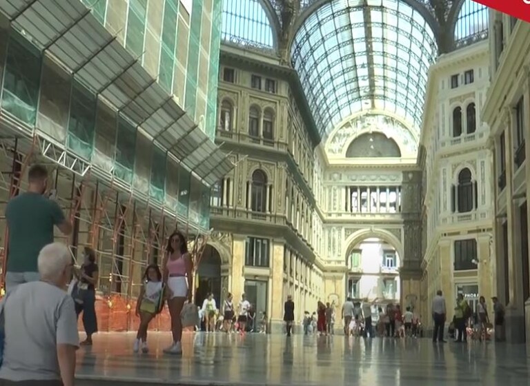Circa due milioni per il restauro e le operazioni di messa in sicurezza della Galleria Umberto I, poco meno di sei per il restyling del Molo San Vincenzo