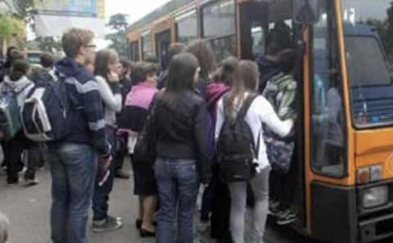 Studenti in fila abbonamento gratis