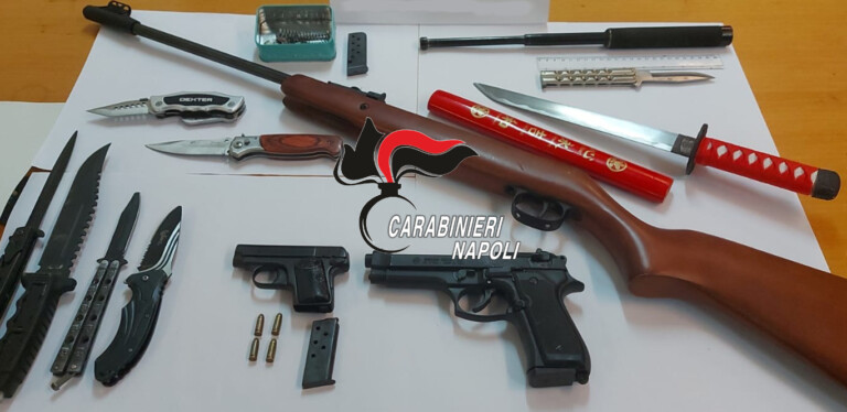 n due padre e figlio sono stati fermati dai Carabinieri durante delle operazioni di controllo con loro un arsenale