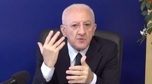 Anche in questo venerdì di agosto il Governatore De Luca non risparmia le sue stoccate. Interviene sulla questione internazionale