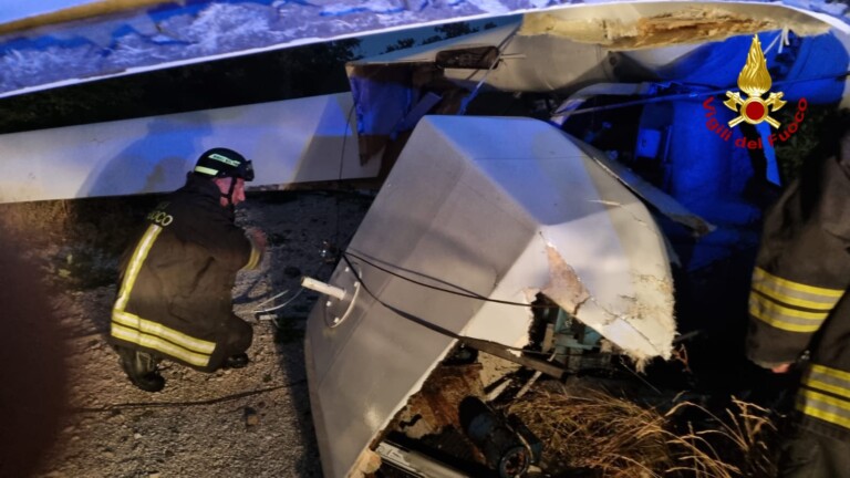 Sono progettate per resistere alle intemperie e lavorare col vento.ma qualcosa ieri è andato storto nell'impianto di pale eoliche di Campagna