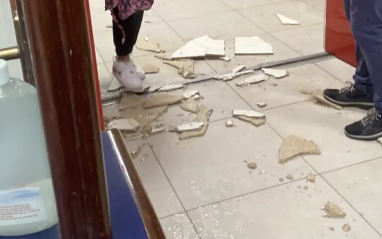 danni maltempo soffitto crollato calcinacci