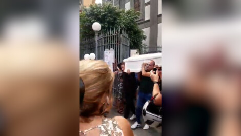 Bara bianca per Elvira rabbia lacrime