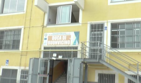 15enne accoltellato in aula prognosi riservata