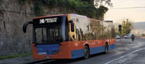 aggressione lucchetto contro vetro bus 140