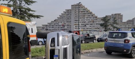 auto ribaltata via labriola incidente scampia