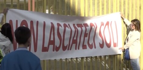 protesta madri fuori scuola media melito