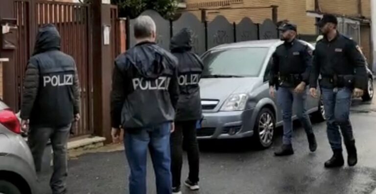 trovati i corpi di due donne senza vita in un palazzo
