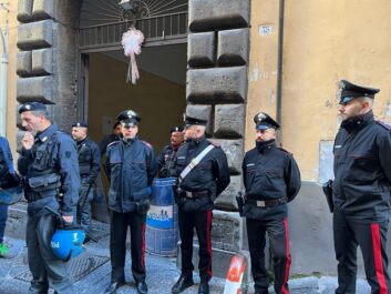 polizia e carabinieri sgomberano le occupazioni abusive di via pizzofalcone
