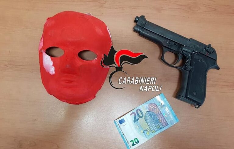 carabinieri fermano 18enne per rapina arma finta maschera veneziana