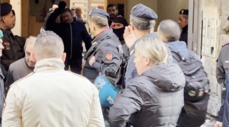 protestano gli occupanti abusivi di via pizzofalcone
