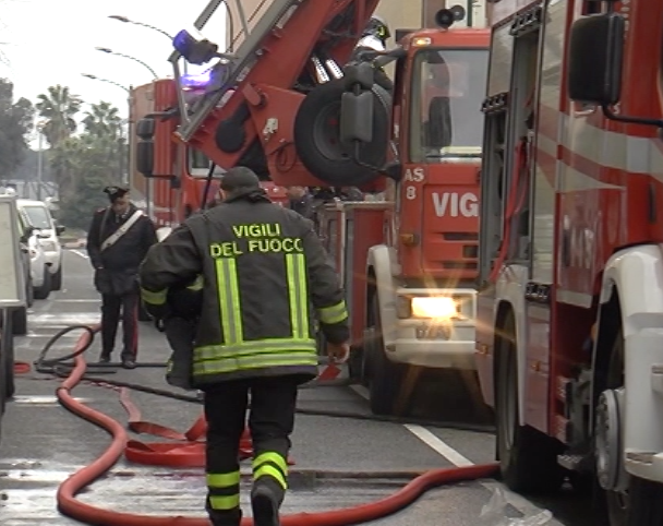Incendio a Qualiano. Messa in salvo una famiglia con tre figli minorenni