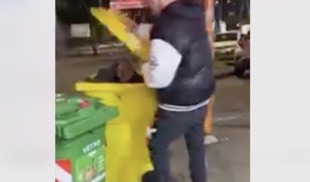 Video uomo gettato in cassonetto Napoli