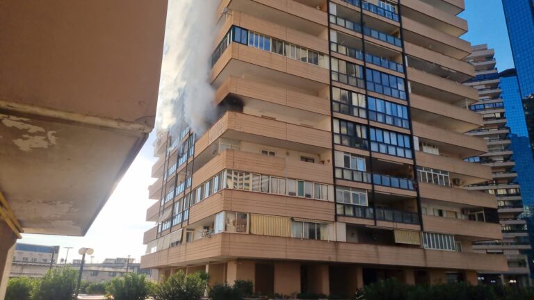 esplode bombola di gas centro direzionale