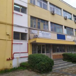 aggressione tra giovani fuori scuola