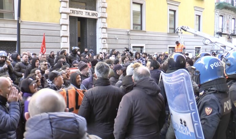 Disoccupati in via Verdi al Consiglio Comunale di Napoli