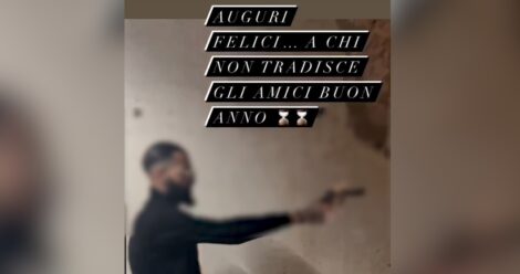 si mostra sul web mentre spara e fa gli auguri di buon anno, i carabinieri lo denunciano