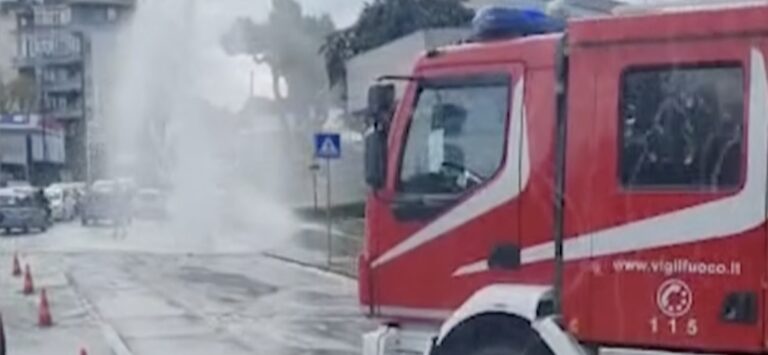 la rottura di una condotta ha creato una vera e propria fontana pubblica