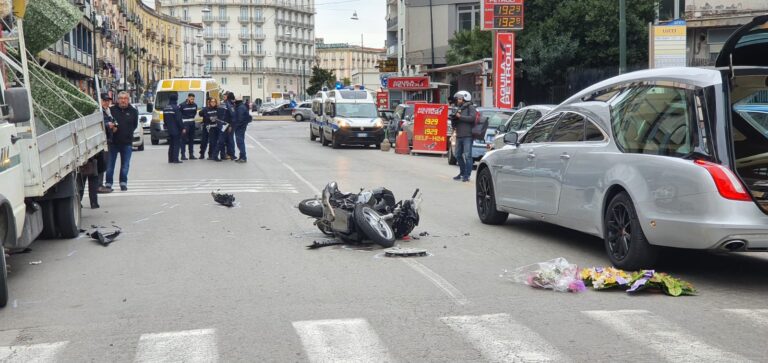 grave incidente a napoli, 18enne investe carabiniere