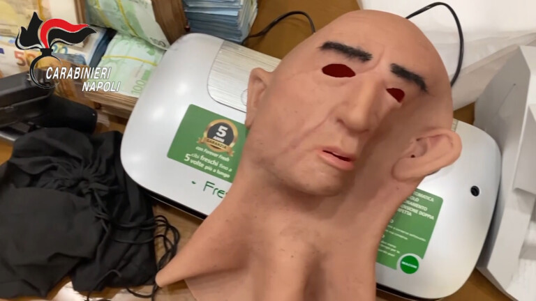 parrucche e maschera per rapina