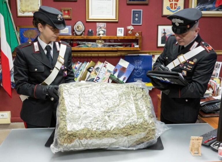 ordina dei pastori ma gli consegnano della droga, succede a san giorgio a cremano