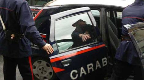 Due carabinieri feriti, un arresto e un minorenne denunciato, un altro uomo in fuga.