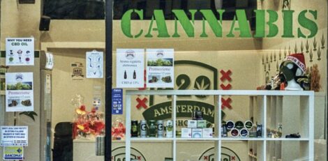 cicciano, è polemica per la vetrina di un negozio che espone cannabis di fronte a un liceo