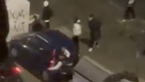 sassi contro auto in corsa, il video