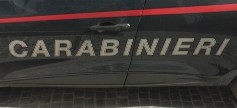 pestato e accoltellato, non è in pericolo di vita