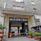Nuova aggressione in un ospedale di Napoli, l'ennesima: è successo al Vecchio Pellegrini, nel cuore del centro storico, dove è stato necessario l'intervento della polizia. Tre persone sono state denunciate - una coppia e il loro figlio - e dovranno rispondere di minacce, oltraggio e resistenza a pubblico ufficiale. Si tratta di tre napoletani di 51, 53 e 29 anni, di cui uno con precedenti.